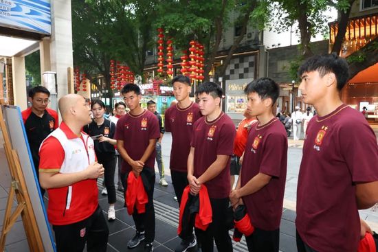 英伦笑剧[年夜叔花腔泅水队](Swimming With Men，暂译)卡司暴光，除主演罗伯·布莱顿外，吉姆·卡特(《唐顿庄园》)、鲁珀特·格雷夫斯、简·霍洛克斯([荒诞乖张阿姨年夜片子])加盟，导演奥利弗·帕克([憨豆奸细2])。影片环绕中年男主(布莱顿饰)插手一支年夜叔构成的业余泅水队的故事睁开。来岁英国上映。